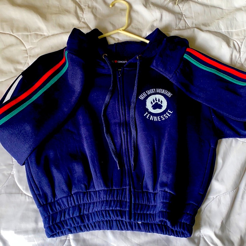 Women’s L crop sweat jacket.